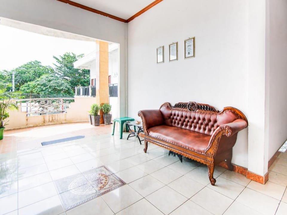OYO 91063 Kost Bunga Hotel in Indonesia