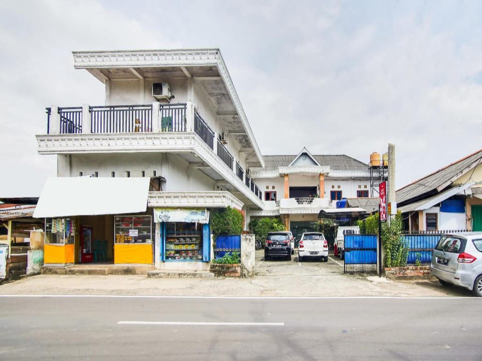 OYO 91063 Kost Bunga Hotel in Indonesia