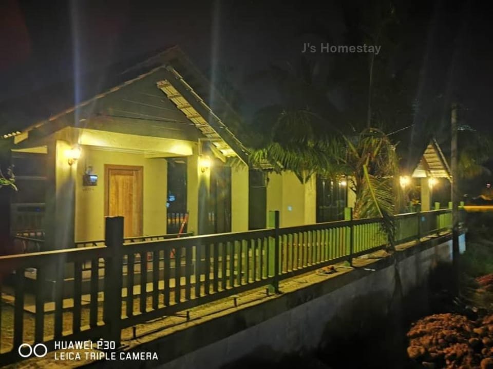 J Homestay Besut (A)  Vacation rental in Besut