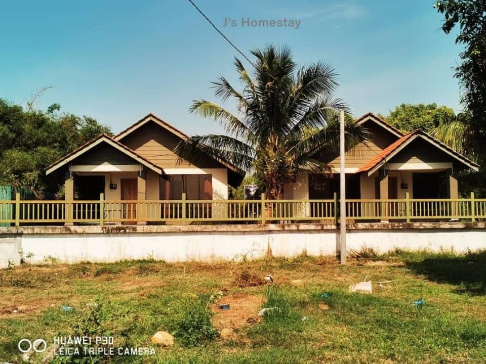 J Homestay Besut (A)  Vacation rental in Besut