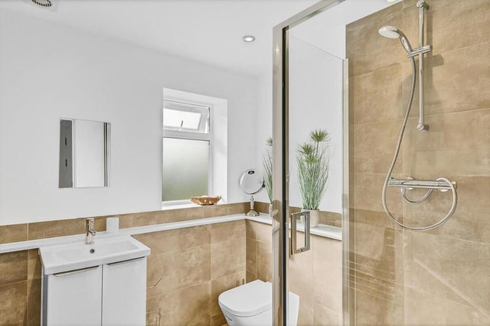 St Martins 2 Bedroom & 2 Bathroom Apt. 7- Ruislip Apartment in London Borough of Harrow
