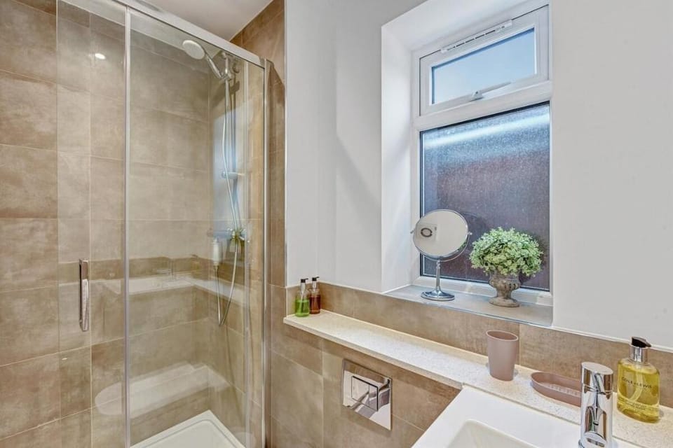 St Martins 2 Bedroom & 2 Bathroom Apt. 5 - Ruislip Vacation rental in London Borough of Harrow