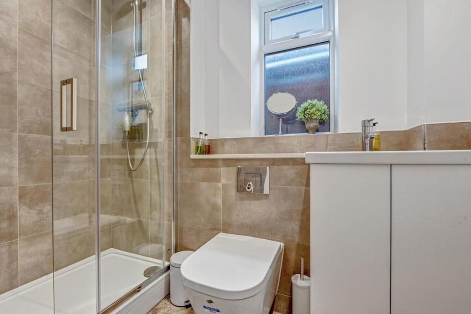 St Martins 2 Bedroom & 2 Bathroom Apt. 5 - Ruislip Vacation rental in London Borough of Harrow