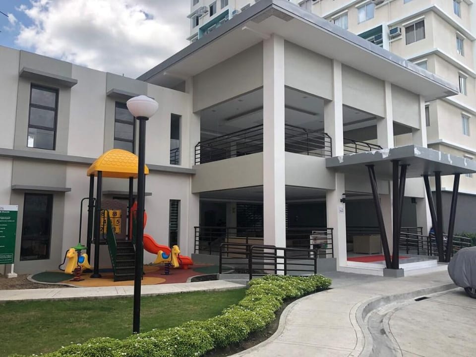 Ethan's spacious 1 Bedroom Condo near Esplanade Apartment in Iloilo City