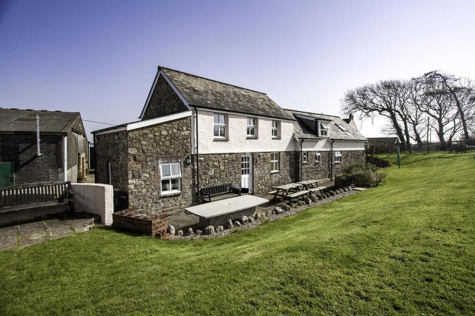 Bunk House - 4 Bedroom - Llangennith Country House in Wales