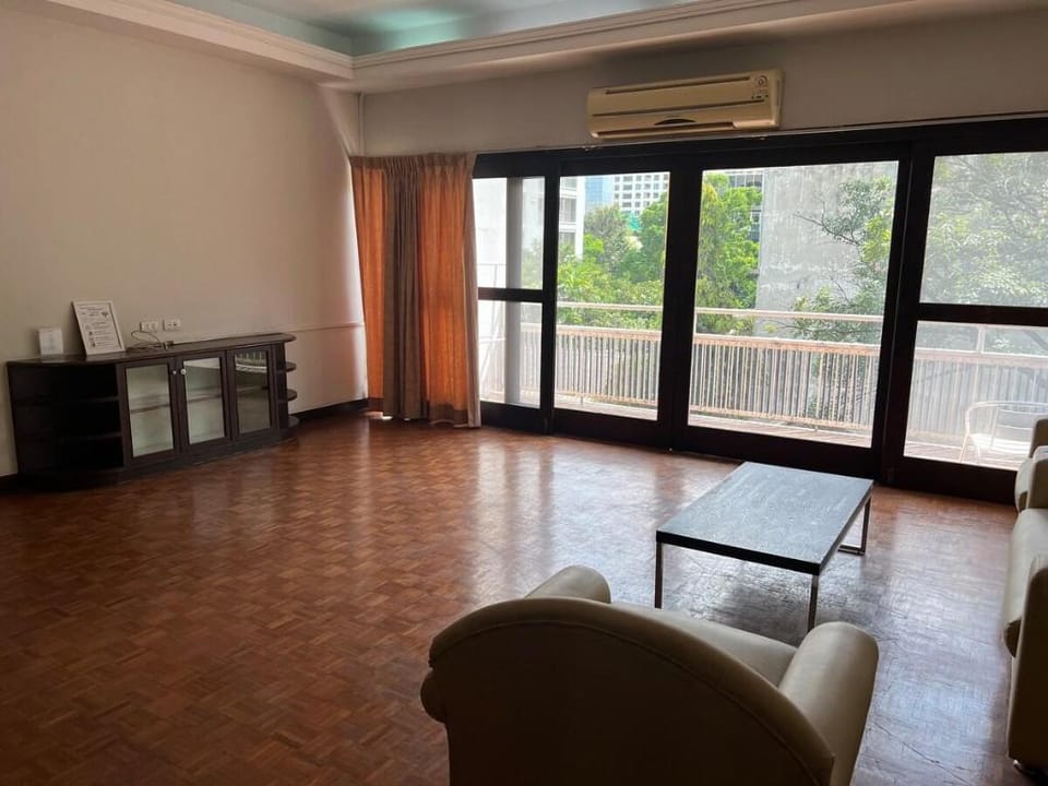Two Bedroom / perfect stay quite near Bumrungrad Apartment in Bangkok