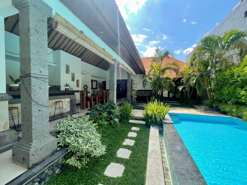 Villa Linda, Canggu – 3BR Pool, 3min to FINNS Villa in North Kuta