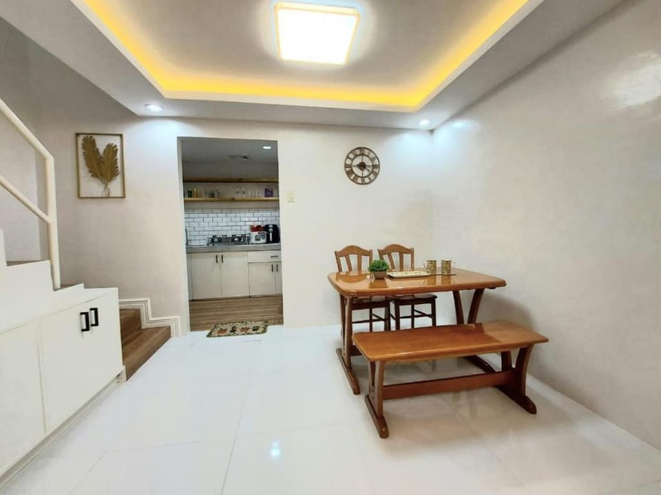 DecaClark AngelesCity 2BR Townhouse with Balcony Vacation rental in Angeles