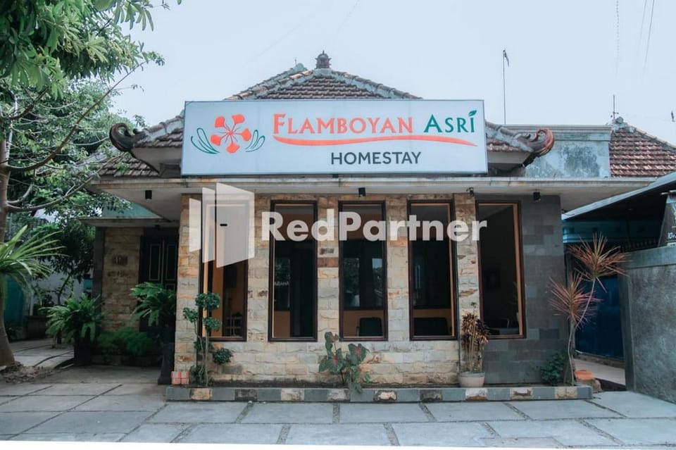 Flamboyan Asri Syariah RedPartner near Kampung Inggris Pare Hotel in East Java