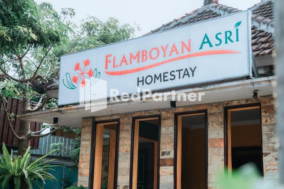 Flamboyan Asri Syariah RedPartner near Kampung Inggris Pare Hotel in East Java