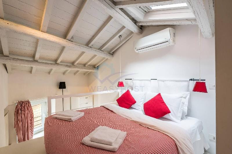 Cozy Entire Apt Close To Piazza Trilussa Apartment in Rome