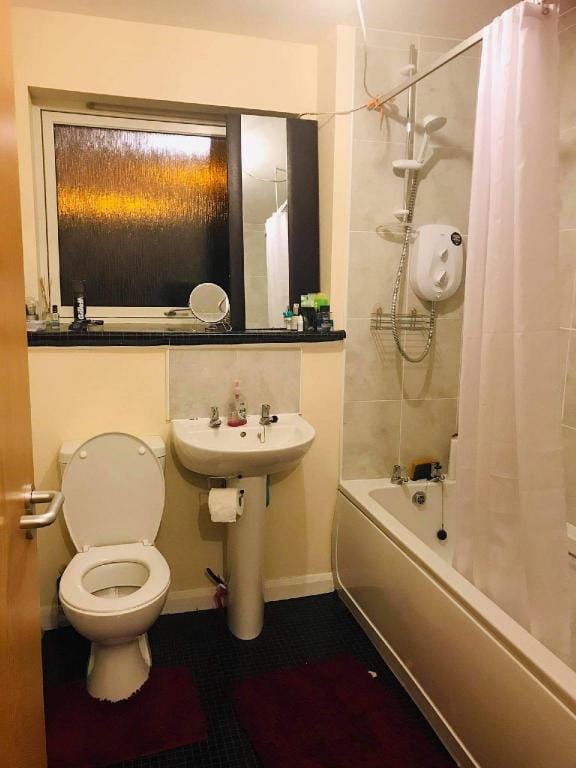 Comfortable double room close to the city centre Vacation rental in Glasgow
