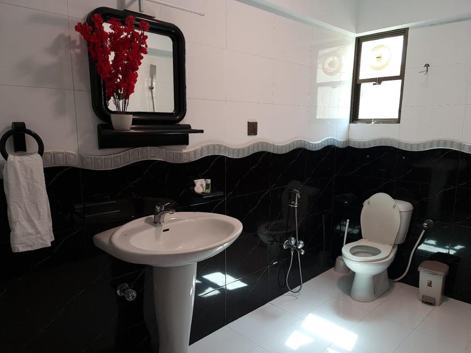 Zaha Home:Najaf Mahal Apt-2br, spacious & cheerful Apartment in Karachi