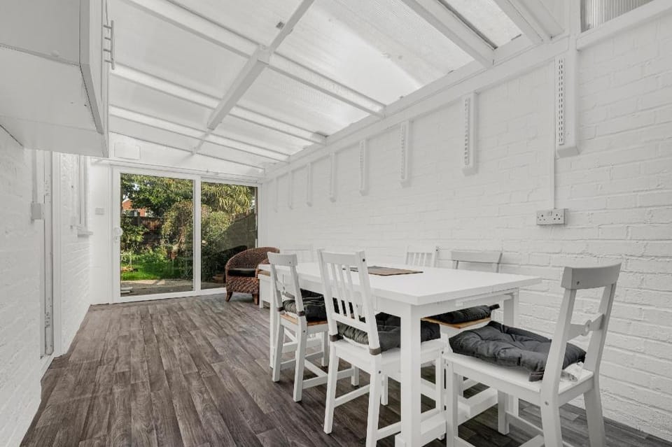 Heathrow Living Stanwell Serviced House 5 bedrooms Vacation rental in Staines-upon-Thames