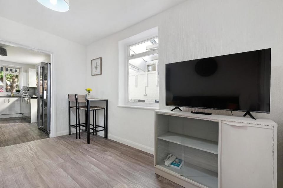 Heathrow Living Stanwell Serviced House 5 bedrooms Vacation rental in Staines-upon-Thames