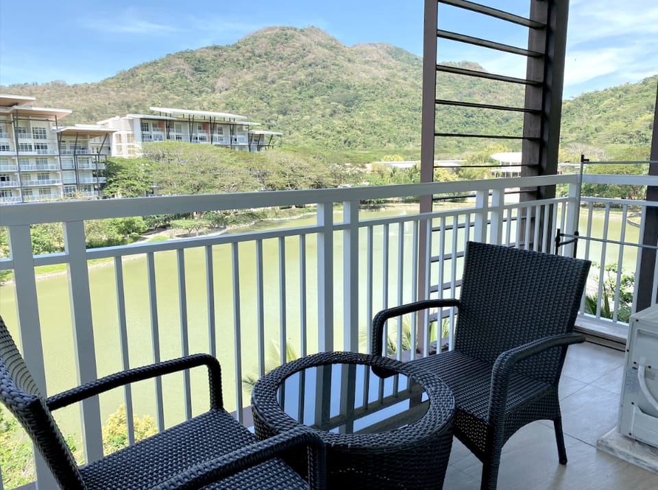 Pico de Loro Spring Style 3BR Unit (Carola A 511) Apartment in Nasugbu