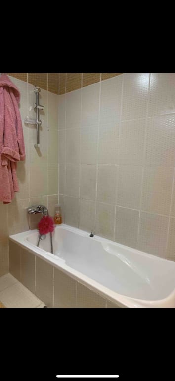 Ladies Luxury pvt room with balcony in high floor Apartment in Dubai
