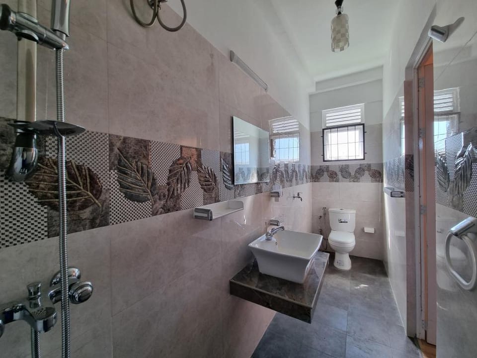 Grand Station Residence (Rose) Apartment in Negombo