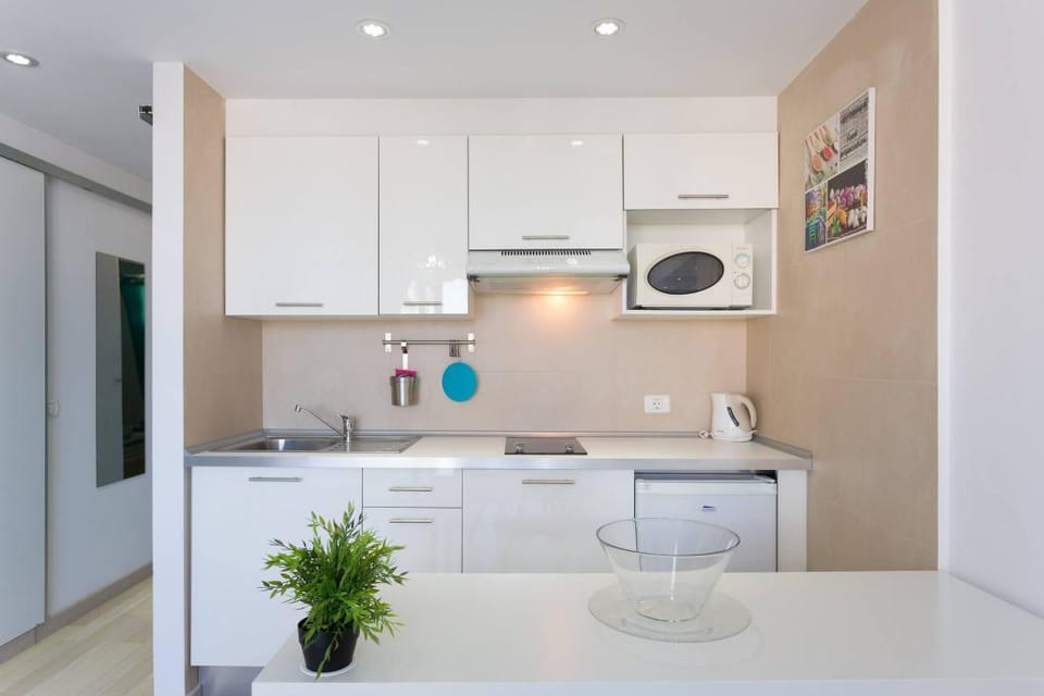 Beach Close Las Americas New Gem Apt Wi Fi Free Playa honda Apartment in Playa de las Americas