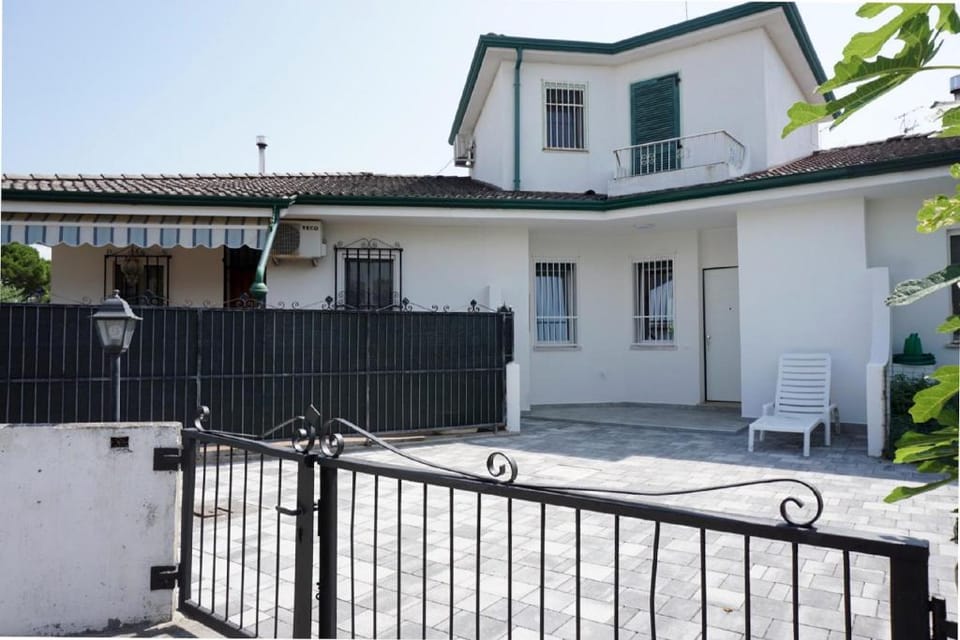 Beautiful Villa in Excellent Location - Private Garden TV - AC Vacation rental in Porto Santa Margherita