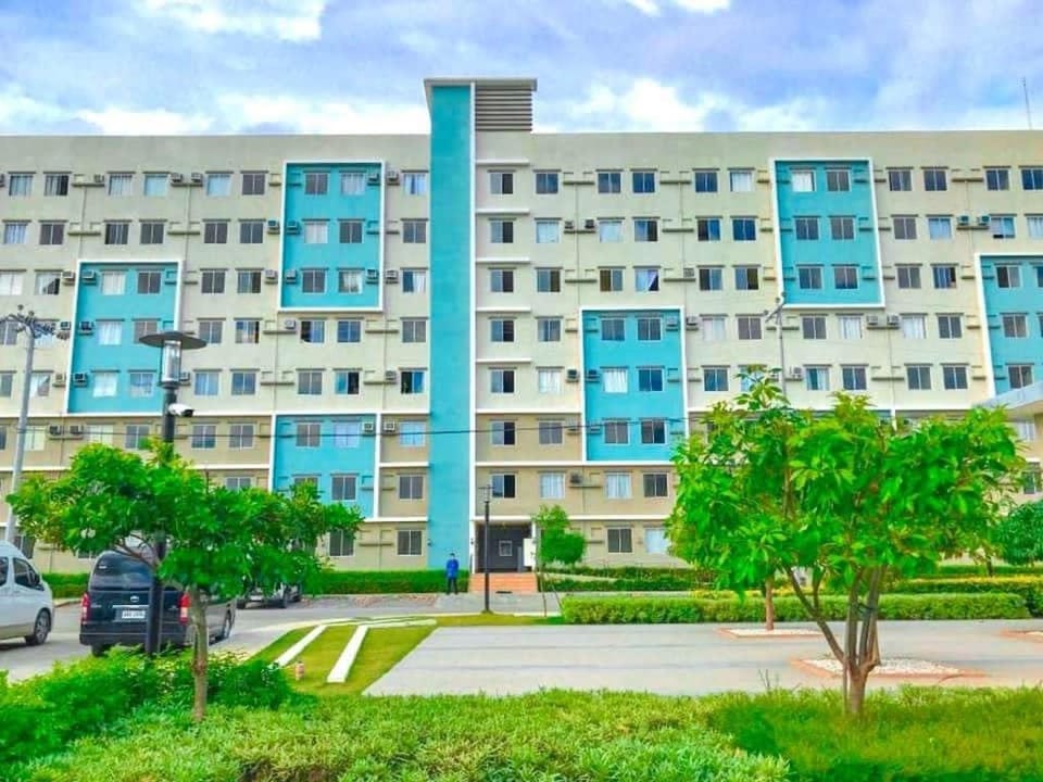 Karaoke KTV 2 bedroom Condo with Internet Netflix Apartment in Davao City