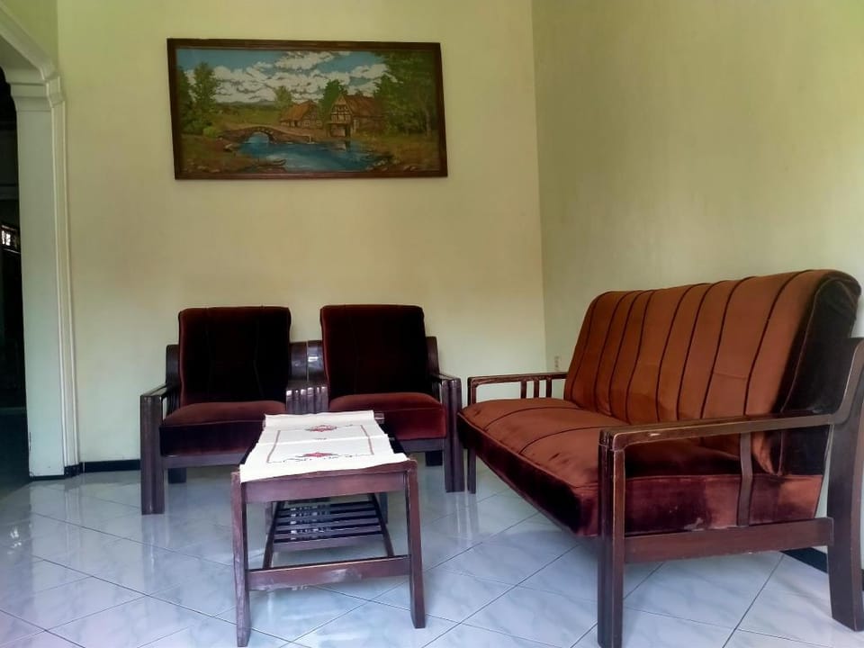 Dekaka Homestay 3 Vacation rental in East Java
