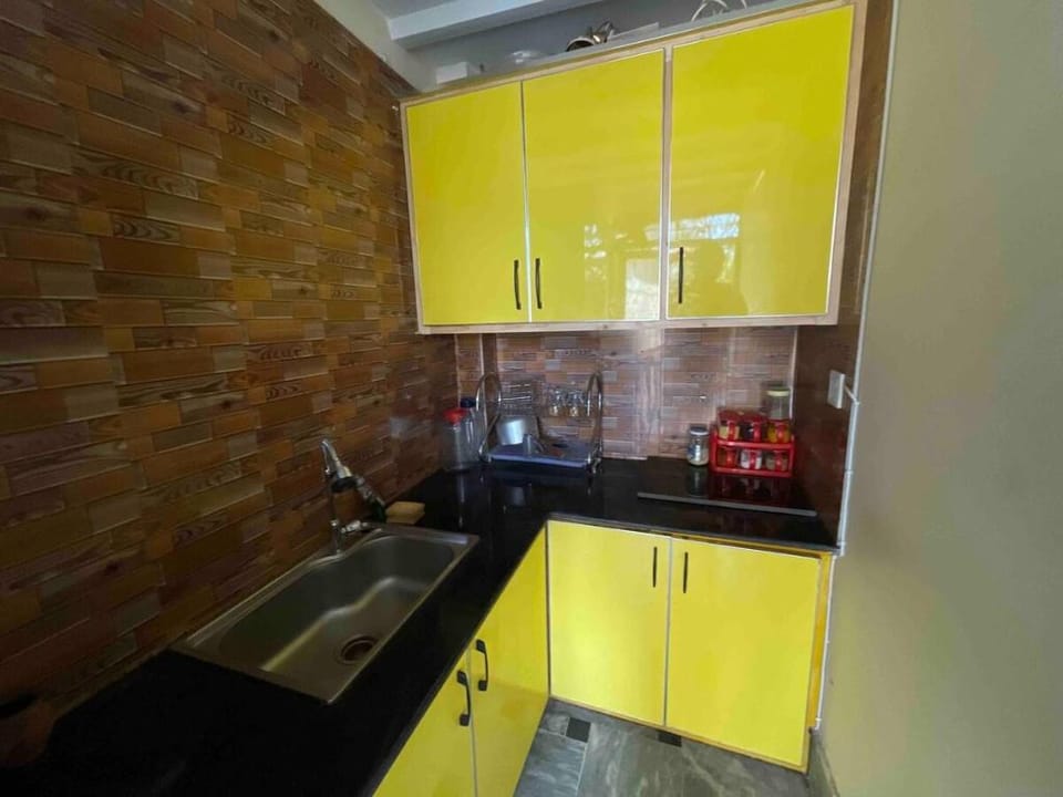Garden log house, near emporium mall. Villa in Lahore