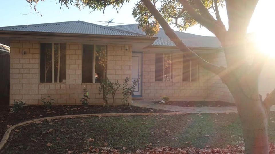 The Roses - 3 bedroom, 2 bathroom home for rent. Vacation rental in Canning Vale