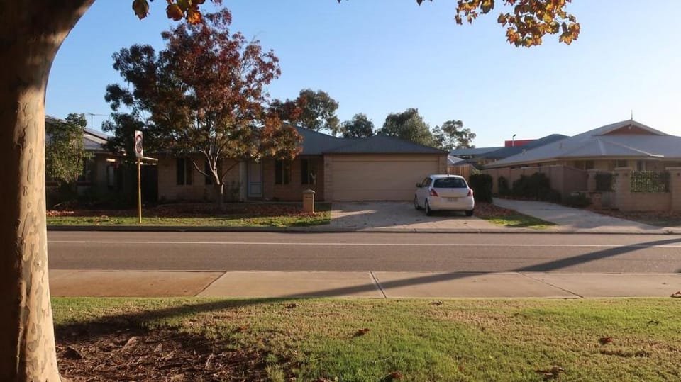 The Roses - 3 bedroom, 2 bathroom home for rent. Vacation rental in Canning Vale