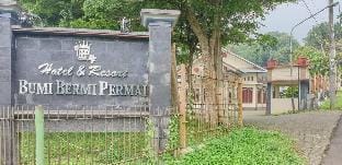 Hotel Bumi Bermi Permai near Bermi Eco Park Mitra RedDoorz Hotel in East Java