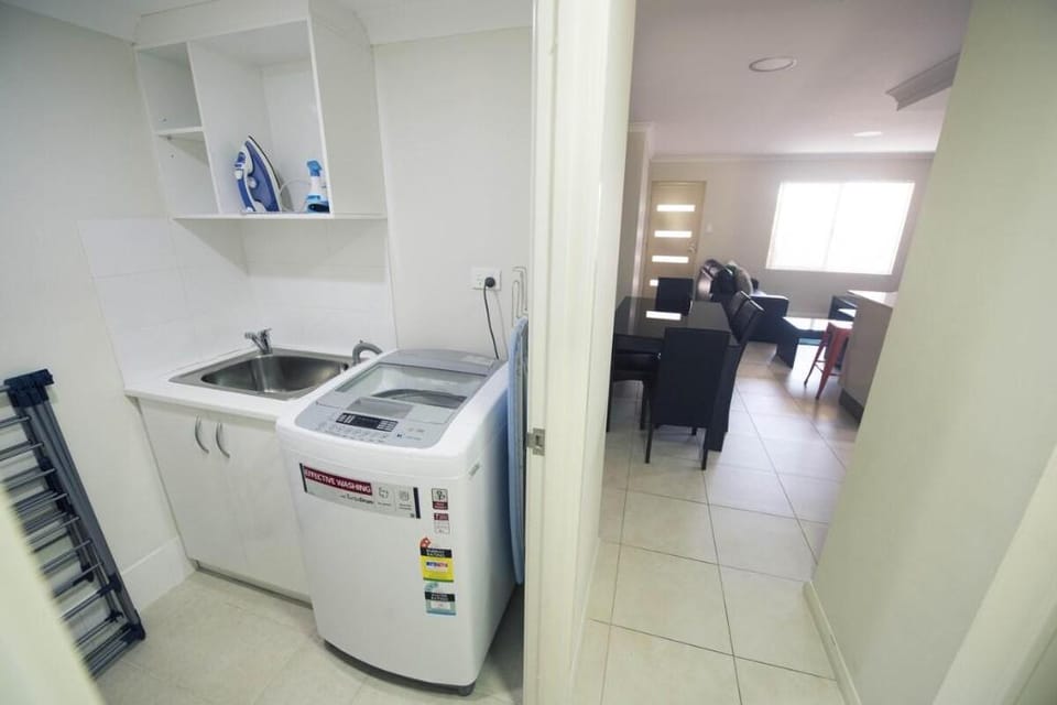 Unit close to airport, hospital, shops & transport Apartment in Perth