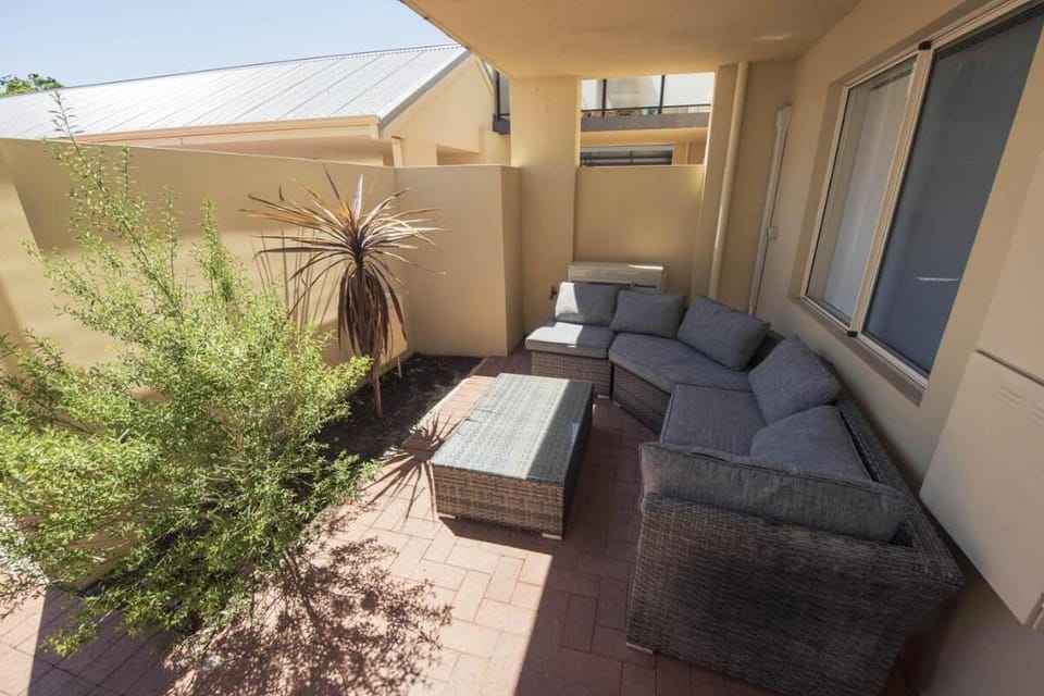 Unit close to airport, hospital, shops & transport Apartment in Perth