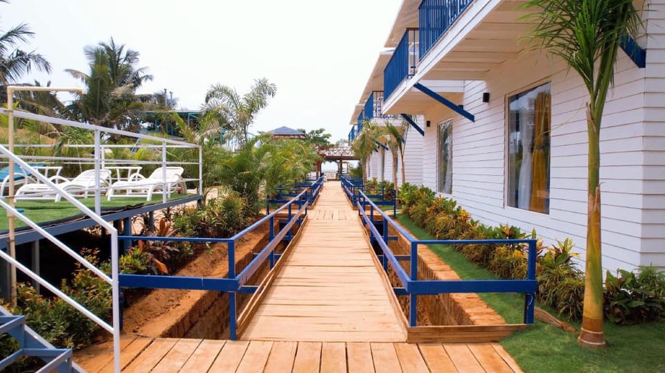 Sandbanks Beach Villas, Morjim Hotel in Mandrem
