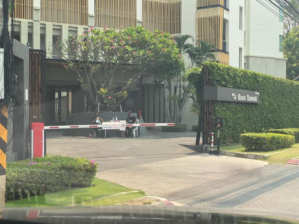 Cozy 2-bedroom beach-front condo with pool Apartment in Nong Kae