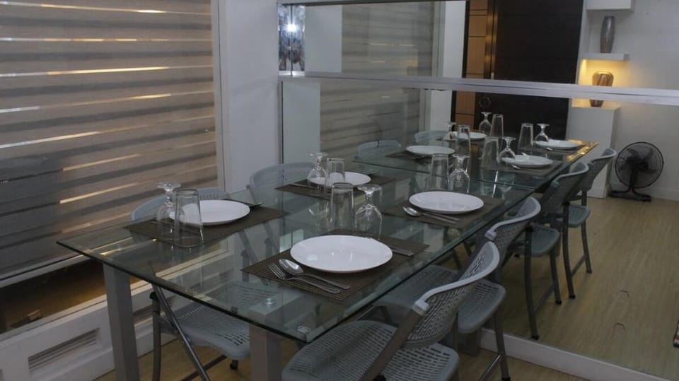 A2J Luxury 1BR BGC Balcony Suite Near BurgosCircle Apartment in Makati