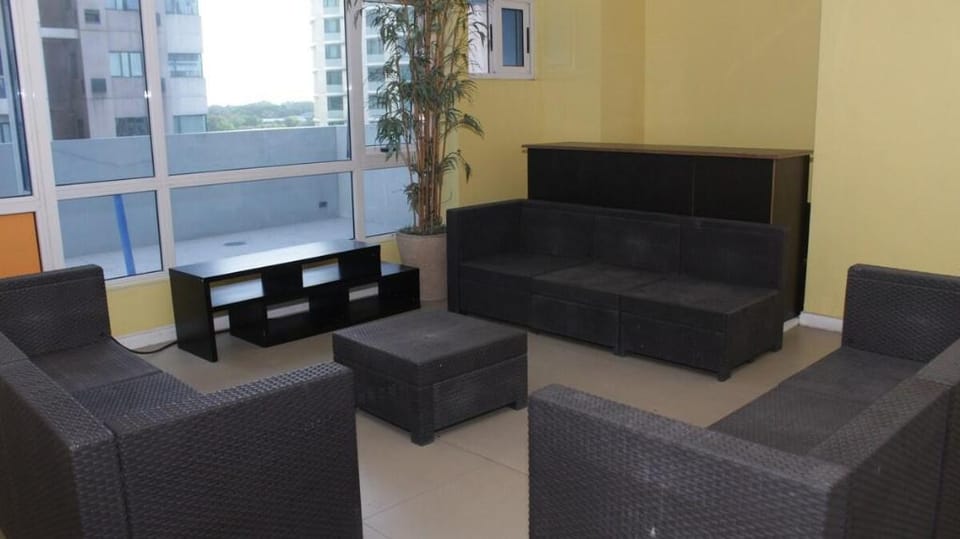 A2J Luxury 1BR BGC Balcony Suite Near BurgosCircle Apartment in Makati