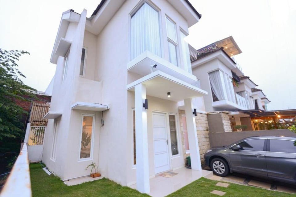 Zerrin Suha House \w Private Pool + Wifi Villa in Batu