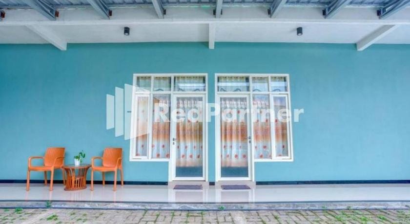 Griya Rahayu Guesthouse Mitra RedDoorz near Jatim Park 2 Batu Hotel in Batu