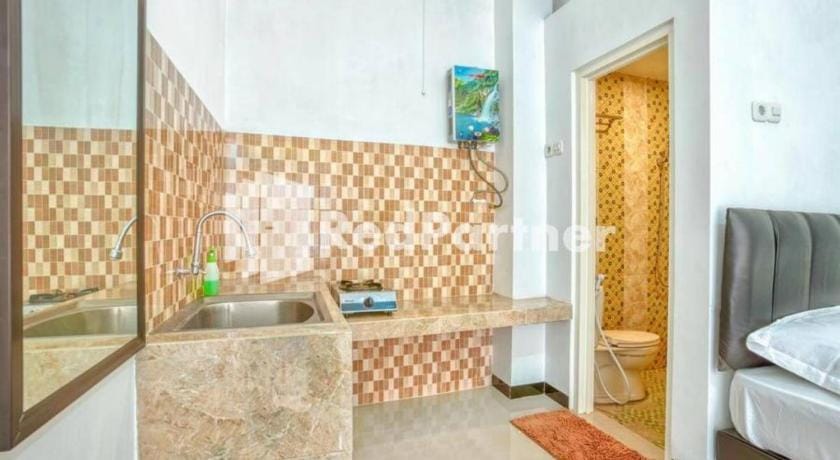 Griya Rahayu Guesthouse Mitra RedDoorz near Jatim Park 2 Batu Hotel in Batu