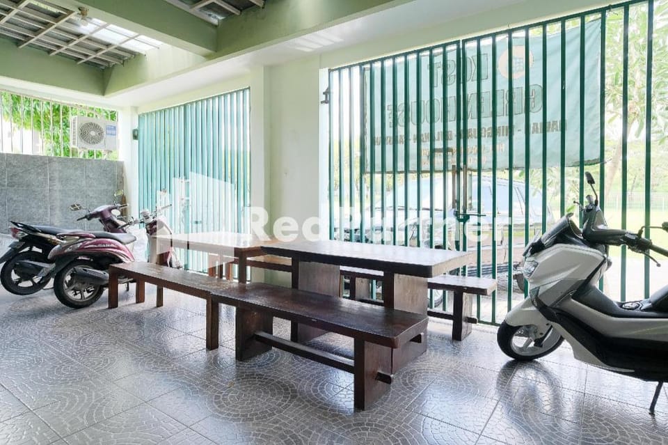 Pondok Hijau Syariah Mitra RedDoorz @ Citraland Surabaya Hotel in Surabaya