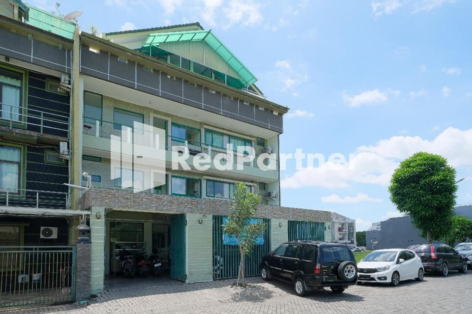 Pondok Hijau Syariah Mitra RedDoorz @ Citraland Surabaya Hotel in Surabaya
