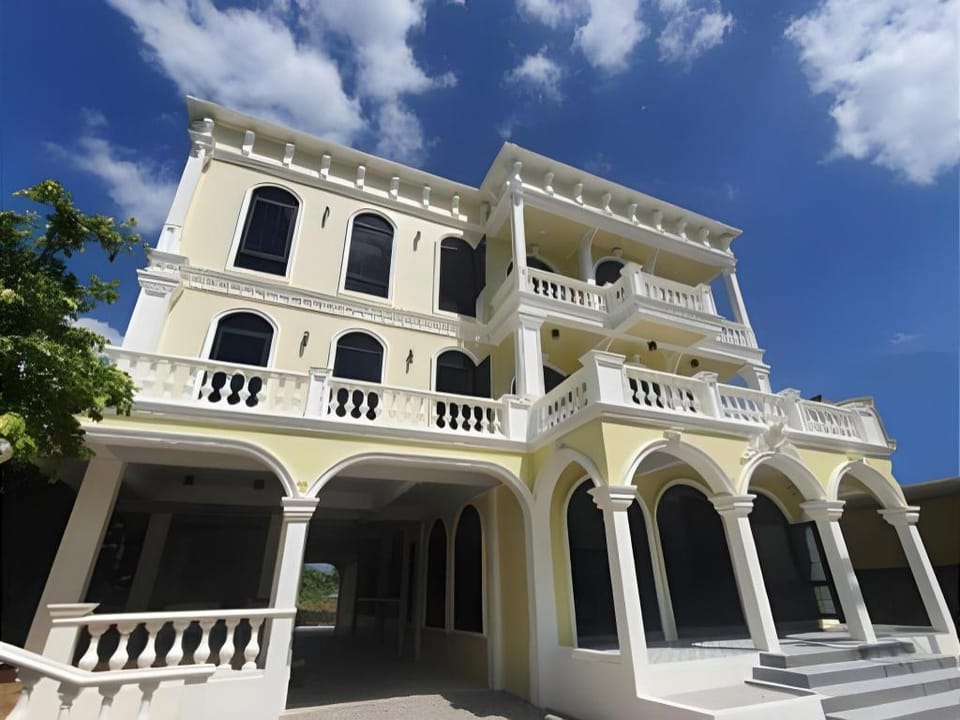 Daddy Dream Hotel and Residence Hotel in Ranong, Khao Niwet, Mueang Ranong District, Ranong 85000, Thailand