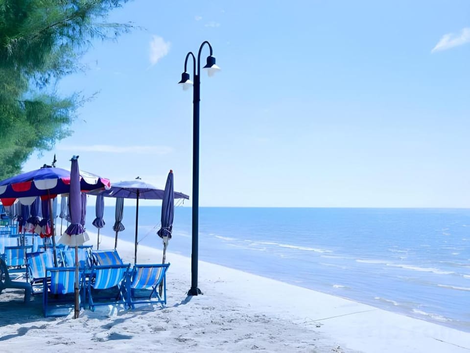 GOLDEN GUESTHOUSE By The Beach Cha Am Hotel in Thailand