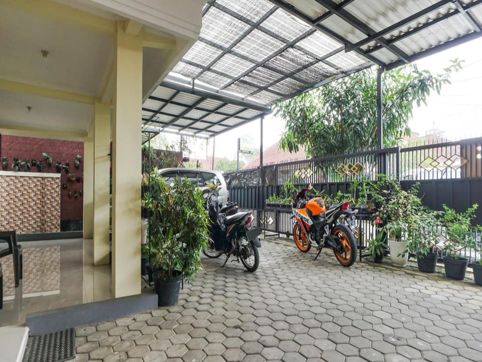 OYO 91137 Griya Cipu Syariah Guest House Hotel in East Java