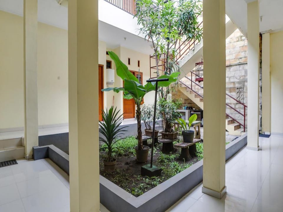 OYO 91137 Griya Cipu Syariah Guest House Hotel in East Java