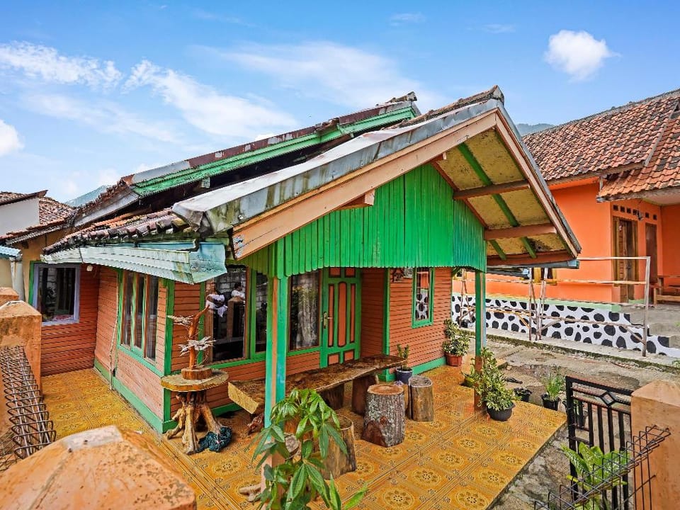 OYO Homes 91128 Desa Wisata Lebakmuncang Ciwidey Syariah Hotel in West Java