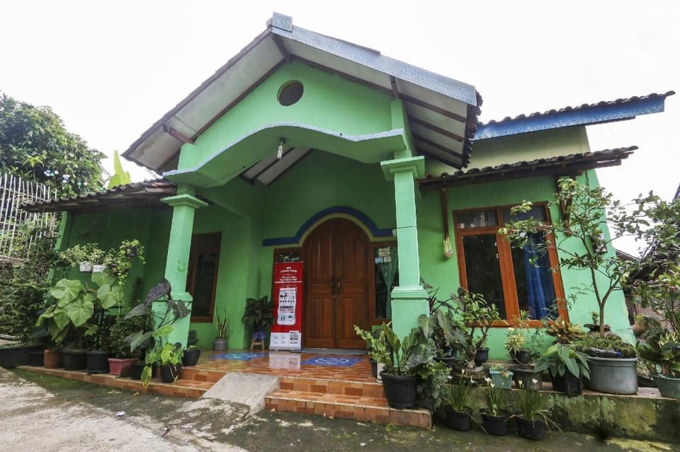 OYO Homes 91151 Desa Wisata Kreatif Perdamaian Srumbung Gunung Hotel in Indonesia