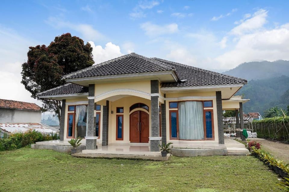 OYO Homes 91156 Eco Tourism Big Farmer Desa Kertawangi Syariah Hotel in Parongpong