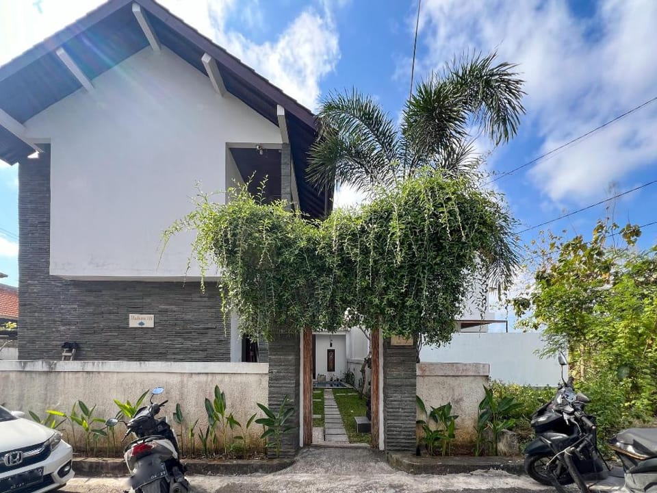 Kanha Homestay near Pantai Pandawa RedPartner Hotel in Bali