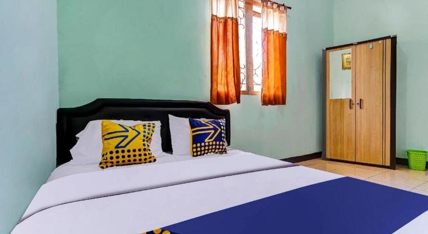 SPOT ON 91159 Kost Putrana Syariah Hotel in West Java